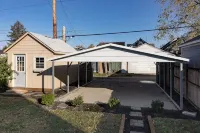 Prime Location w/ Pool Table + King Bed, Sleeps 16+! โรงแรมใน