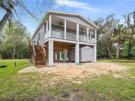 Waterfront home with dock and boat ramp Отели рядом с достопримечательностью «American Pro Diving Center-Swim With Manatees»