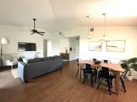 Family-friendly home near Downtown, Stadium, & Beaches. Hotel a Jupiter