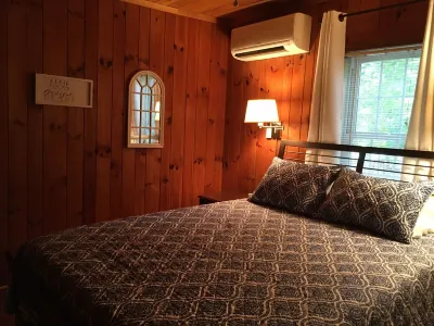Three Cub Cottage in historic Flat Rock