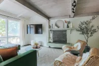 Twin Ponds: King Beds, Hot Tub, Gameroom, 75" TV, Foosball, Air Hockey, PingPong Hotels near Pauls Creek Trail in Wintergreen