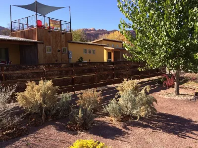 Modern and Private House Downtown,  5 minute walk to center of Moab happenings!