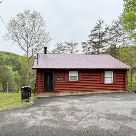 Cozy Honeymoon Cabin-Sleeps 4 A Magical Experience with Hot Tub on Covered Porch