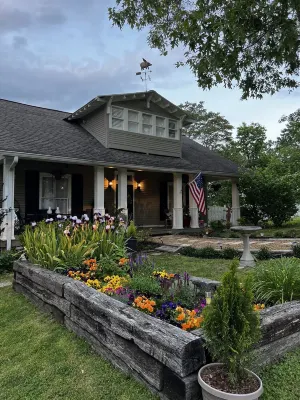 Country Comfort near Nashville at the Flying Pig Inn Hotels in Cheatham County