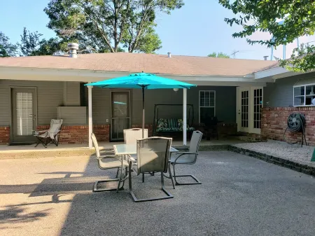 The Red Hen: Staycation! Swimming, Man Cave, Atari Отели в г. Ричленд Хилс