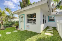 Downtown Tropical Oasis- heated Pool/ Private fenced yard.