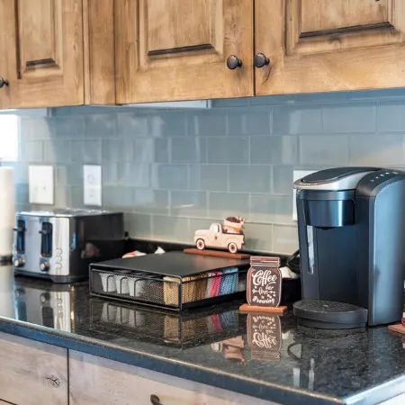 Luxurious 5-Bedroom Retreat w AC and WiFi in South Ogden.  Hot Tub Plus EV Chgr