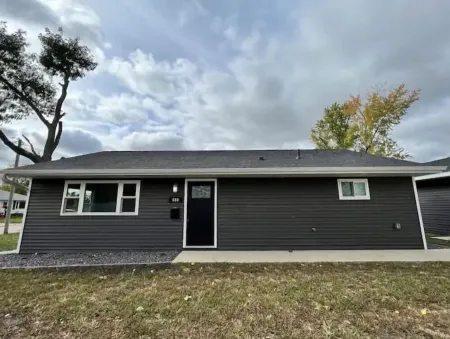 Cozy Modern Home with two stall Garage Wi-Fi Отели в г. Сидар-Рапидс