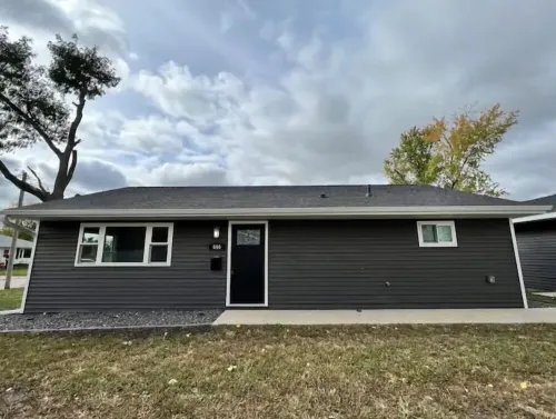 Cozy Modern Home with two stall Garage Wi-Fi Hotels in Cedar Rapids