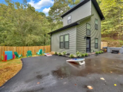 Bristol’s Mountain Side Oasis -NEW- Hot-tub- Privacy- Pet friendly - Location Hotels in Bristol