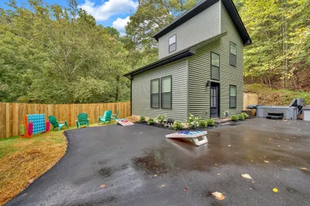 Bristol’s Mountain Side Oasis -NEW- Hot-tub- Privacy- Pet friendly - Location Отели в г. Бристоль