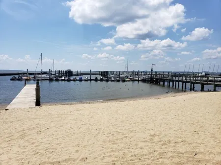 Water-view in Kingsmill, 10 minutes to Busch Gardens & Colonial Williamsburg! Отели рядом с достопримечательностью «Tradewinds»