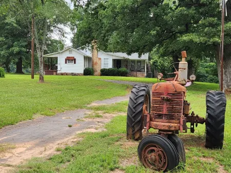 Return to the easy life at this quaint farm close to venues, lakes, and more!