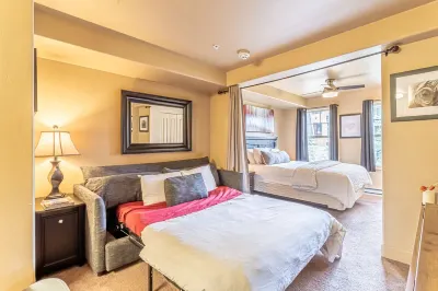 Studio at Resort w/ Hot Tub, Pool, Gondola Access  호텔