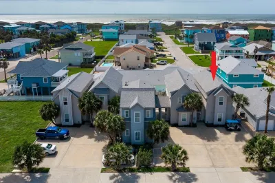 In-town coastal getaway, with a heated pool & level 2 Tesla EV charger on site. The Dunes Condominiums附近的飯店