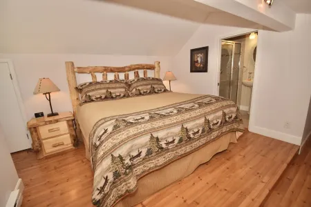 Peaceful Top Corner Condo Just 5 Minutes to JH Ski Resort- Nice Views+Deck & BBQ