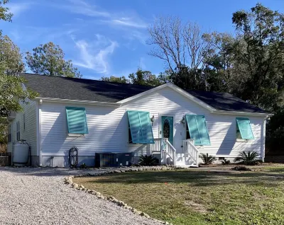 Four bedroom home and short walk to the beach! Hotels near Pine Knoll Shores