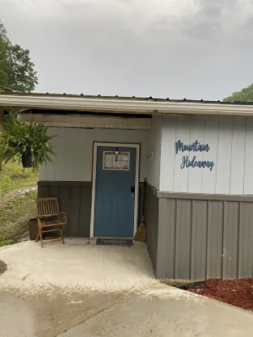 MT. Hideaway 2 bedroom, Lg. parking, .straight across from Buffalo MT. Trail 14