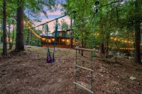 Luxury Cabin with Rustic Charm and Modern Amenities in Broken Bow, Oklahoma.