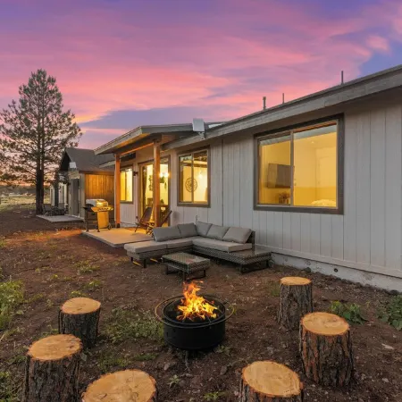Grand Canyon Brand New Home with AC. Near Golf Course, Lake & Bearizona