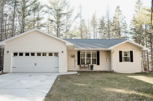 Hot Tub + Fire Place + King Bed - Close to Water and Town