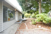 Beautiful Light-filled Farmhouse w/ swing & slide Hotels in Alderwood Manor