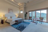 #1 BEST VIEWS 7500 SF Mansion W/ MOVIE Pool, Game Room, 11 King Beds, Fountain!