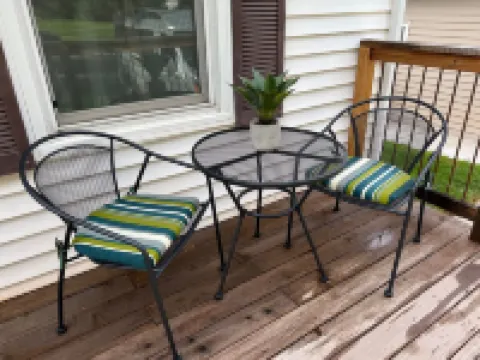 Nicely Decorated 2+ Br Home in Quiet Neighborhood