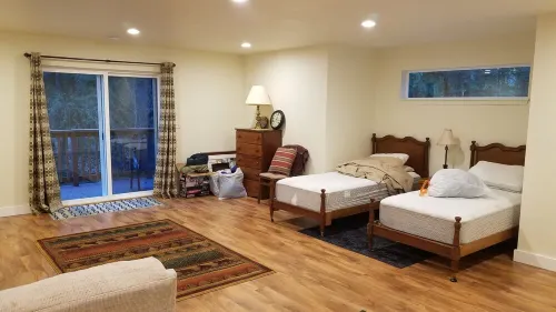 The North Bank Cabin,100ft private McKenzie Riverfront, Grill, 20min to Falls