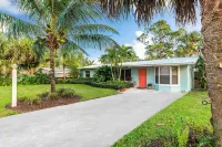 Coastal Cottage / 1 Mile to Hobe Sound Public Beach