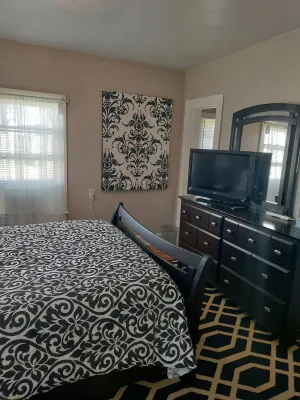 Historic Charm With Modern Comforts & Parking Near Oceanfront and Rivers Casino