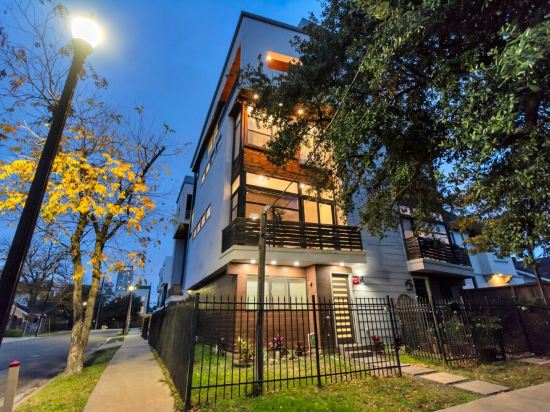 Luxury Midtown Houston Home w/ Rooftop Skyline Views