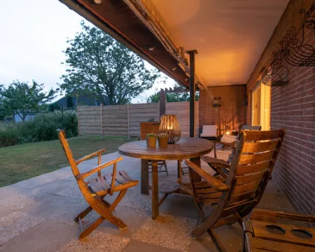 Spacious vacation apartment with garden, surrounded by greenery. Hotels in Westerdeichstrich
