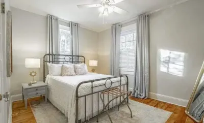 Quaint Bungalow in Historic Downtown Florence Hotels near Edible Arrangements
