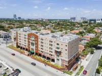 Stylish 2-Bedroom Apt, Free Parking, Walkable