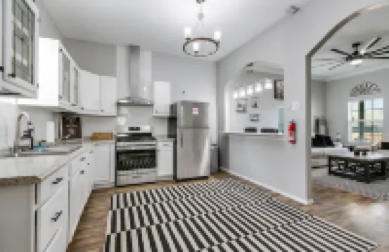 The Bird House - 3 Bedroom Downtown Nest