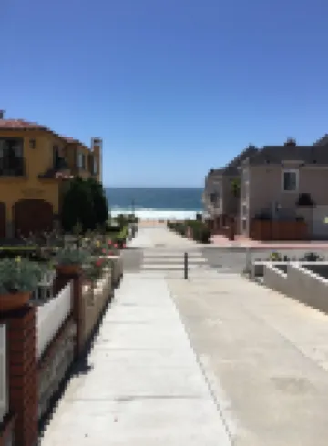 Charming Studio w/ Fireplace & Kitchen — Steps to Sand