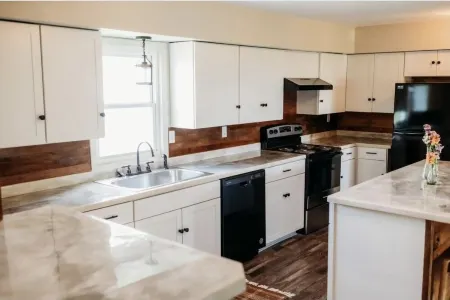 Cozy Midwest Bunkhouse located in the heart of the Ozarks!