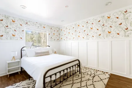 Light-Soaked A-Frame Close to Lake and Skiing Отели рядом с достопримечательностью «Библиотека Лейк Арроухед Бранч»