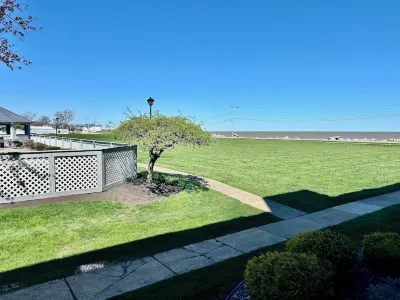 Pool - Hot Tub - 2 BR - First Floor -  Pool View - Walk to the Jet - Erie Escape