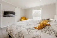EV Modern Cozy Waterfront Cottage with Fireplace