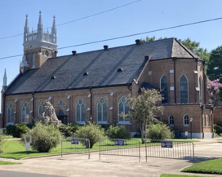 Large home in walking distance to everything downtown and False River Hotels in Pointe Coupee Parish