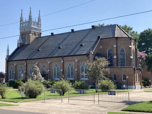 Large home in walking distance to everything downtown and False River Hotels in New Roads