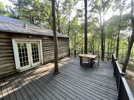Cozy Cabin in the hills of Kentucky Lake. Family getaway or relaxing escape!