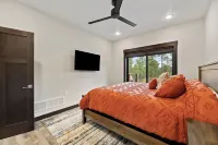 Stylish home with hot tub, pool access, wifi and garage