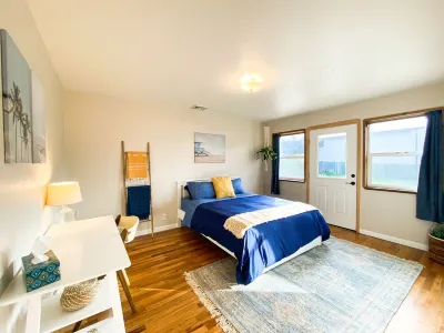 Cozy Coastal Bungalow in Crescent City โรงแรมใกล้Castle Island