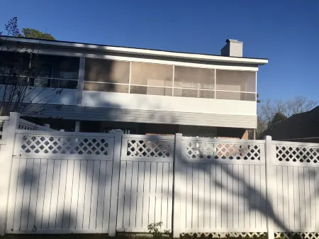 Stylish and Spacious Townhouse overlooking Andrews Lake