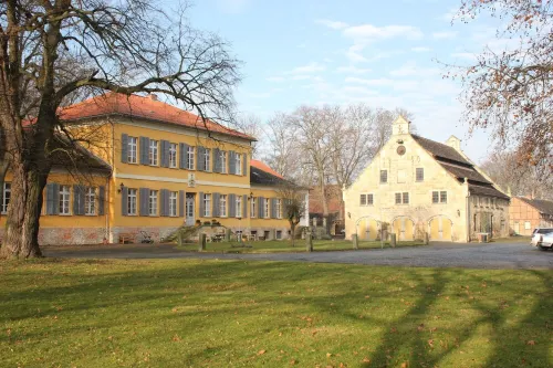 Romantic living in the manor house in the middle of Gut Mahndorf park