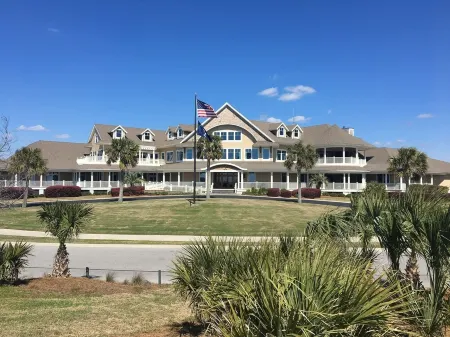 Beautiful updated 2 bed 2 bath Close to beach! Lakehouse pools and gym included