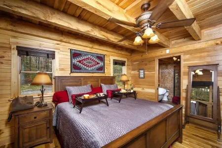 Hickory Ridge-Cabin less than 10 miles away from main state parks.